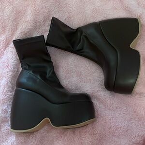 Never worn, chunky brown boots. Super cute for wintertime